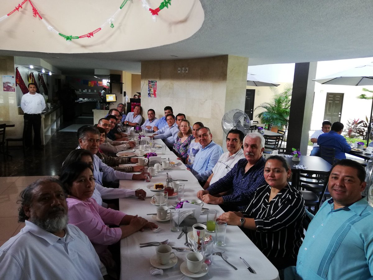 HugoArmandoAgu3's tweet photo. Cordial encuentro con mis compañeros docentes de la Facultad de Medicina Veterinaria y Zootecnia, C-II, pertenecientes a diversos cuerpos académicos, en unidad por la transformación de la Universidad Autónoma de Chiapas. https://t.co/vQqt9CMXNx