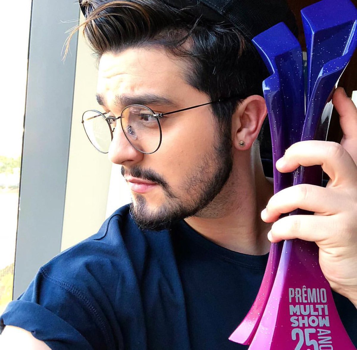 luansantana's tweet photo. Meu 11º #PrêmioMultishow ! O melhor cantor do ano ❤️ e quem me deu? Uceis. E eu posso viver 1000 anos, nunca vou me acostumar com essa sensação. Vocês me fazem o cara mais feliz do mundo. Amo. Ponto. https://t.co/0RmNX4M0ng