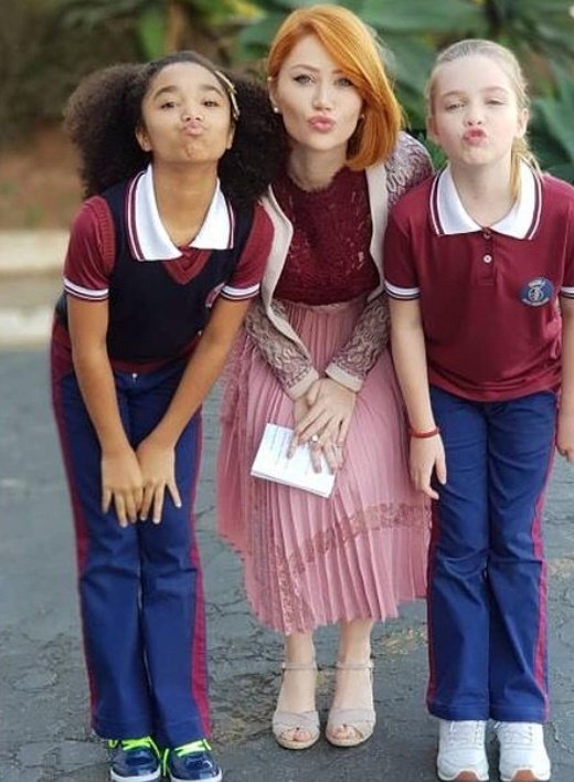 PSOPHIESINGER's tweet photo. Montes de beijinhos destas minhas lindas e adoráveis alunas 😘 https://t.co/3zEb2OOJqJ