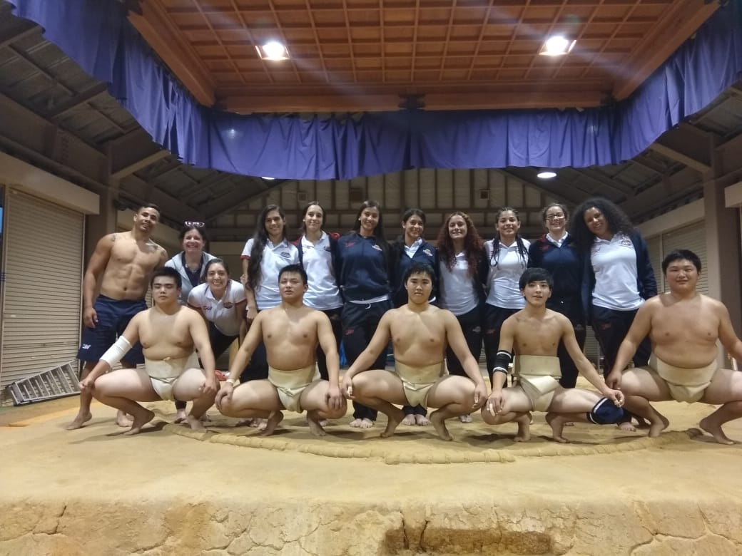 sudamericarugby's tweet photo. 🇨🇴🇯🇵 unidos gracias al rugby. El equipo femenino de @fecorugby que se prepara para @BuenosAires2018 estuvo en Japón y @josediosa2 te cuenta el exitoso viaje de las jóvenes. #RWC2019 #ElRugbyNosUne #ViviElFuturo. https://t.co/MSitHwu9y9 https://t.co/SiNYdsQJVz