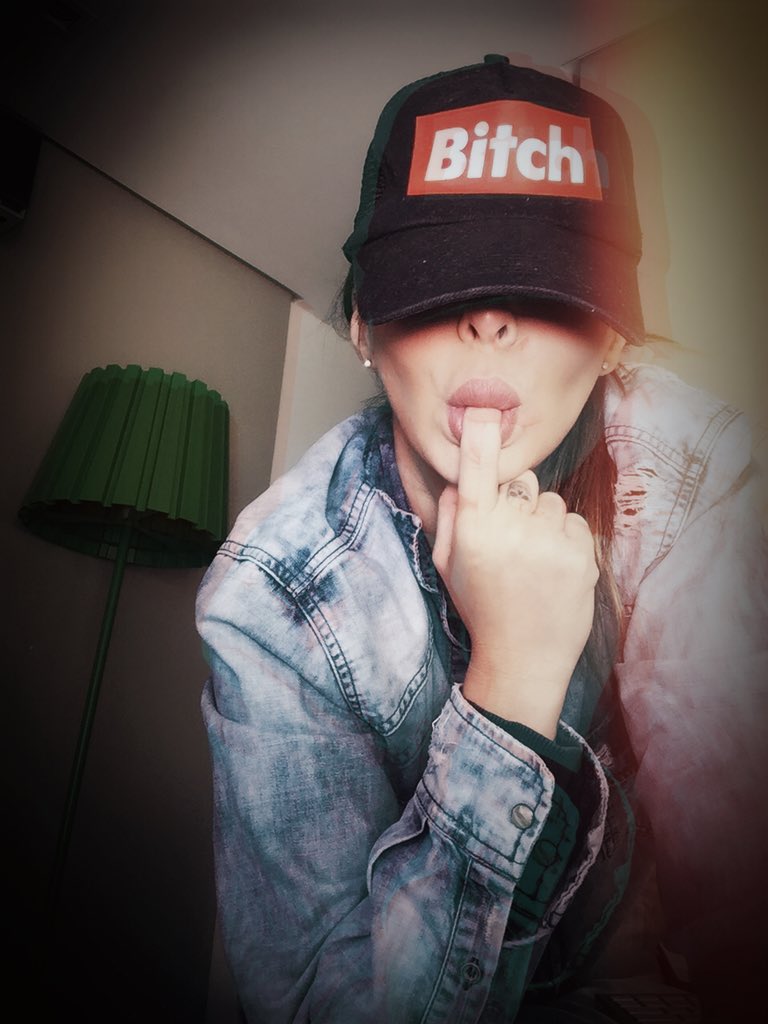 AlinneRosa's tweet photo. Estou aceitando dicas de como sobreviver à #tpm.  #Grata #mauhumor #luaemaries #pqp #querochocolate #queroDengo #quero https://t.co/RxMQd1dzM1