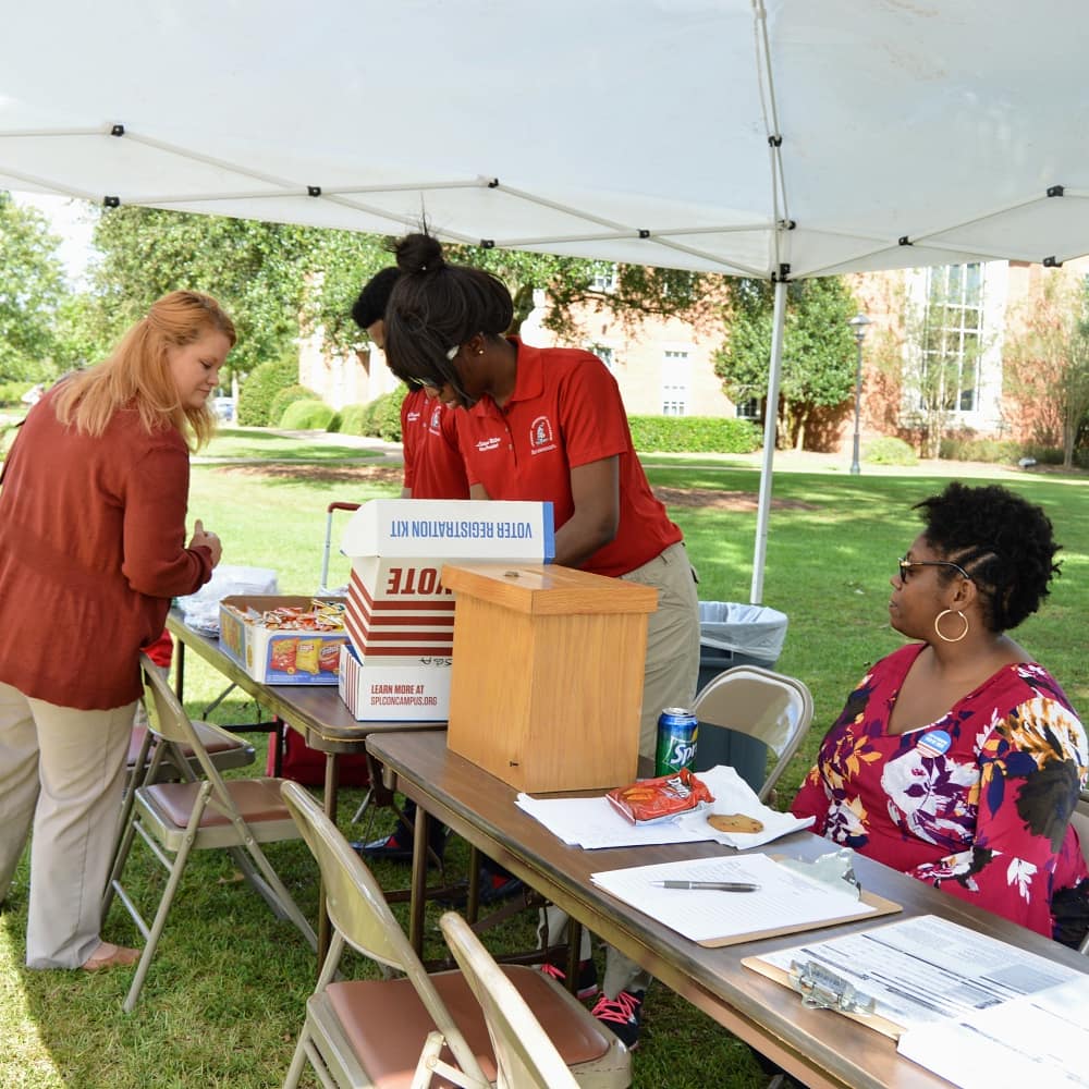 TROYUDothan's tweet photo. Dothan Campus SGA is having a Voter Registration Drive today from 9:00 am to 4:00 pm on the Quad.  
Stop by, sign up and get refreshments and snacks. https://t.co/OkYZMqhQKq