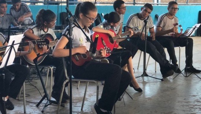 T1_Noticias's tweet photo. #Cutas - Aulas de música no Colégio da Polícia Militar ajudam no desempenho dos alunos https://t.co/Htg5eJq9rb https://t.co/MPTIEQJLYx