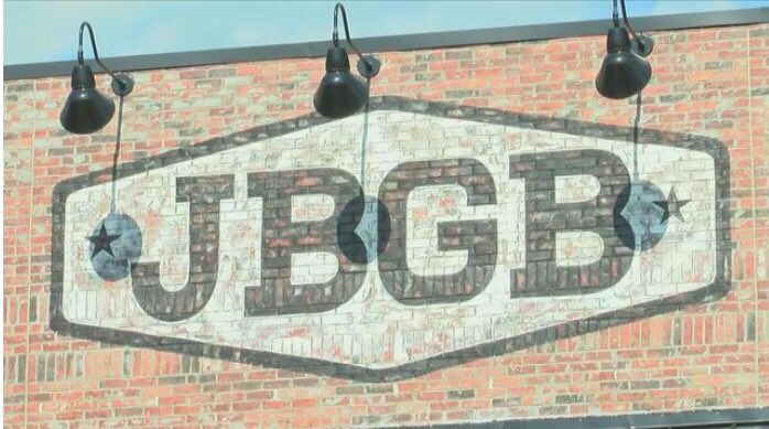 theLovelyLisaB's tweet photo. #BreakingNews UPDATE: JBGB in #FayettevilleAR will close for 24 hours to scrub down the restaurant after 100+ people contracted a virus from eating there.

#NWAnews #ARnews #NWArk #Arkansas #AReats #NWAeats #ARbeer https://t.co/mfWVXpugb4