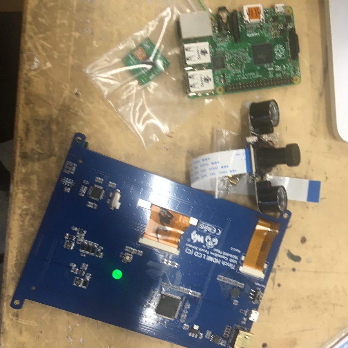 pulsar_paris's tweet photo. 💥 [Jour 1] Des mains, de la matière, de la technique au @TechShop_Ivry pour #pulsarday1 #pulsarweek !
#nosartistesontdutalent 💥 https://t.co/PheWFOpO1K