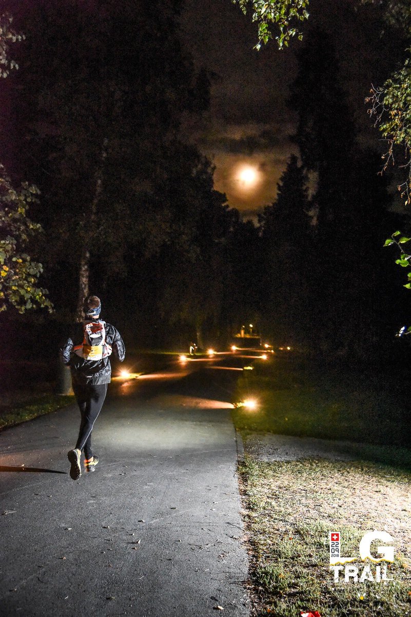 Morges - 3h du matin. 
Les coureurs traversent le parc de l’indépendance. <a href="/morgestourisme/">I Love Morges</a> 
📷 @mollemanu
#night #trail #readytotrail #traintotrail #getoutside #happytrail #lgtrail #lgtrail2018