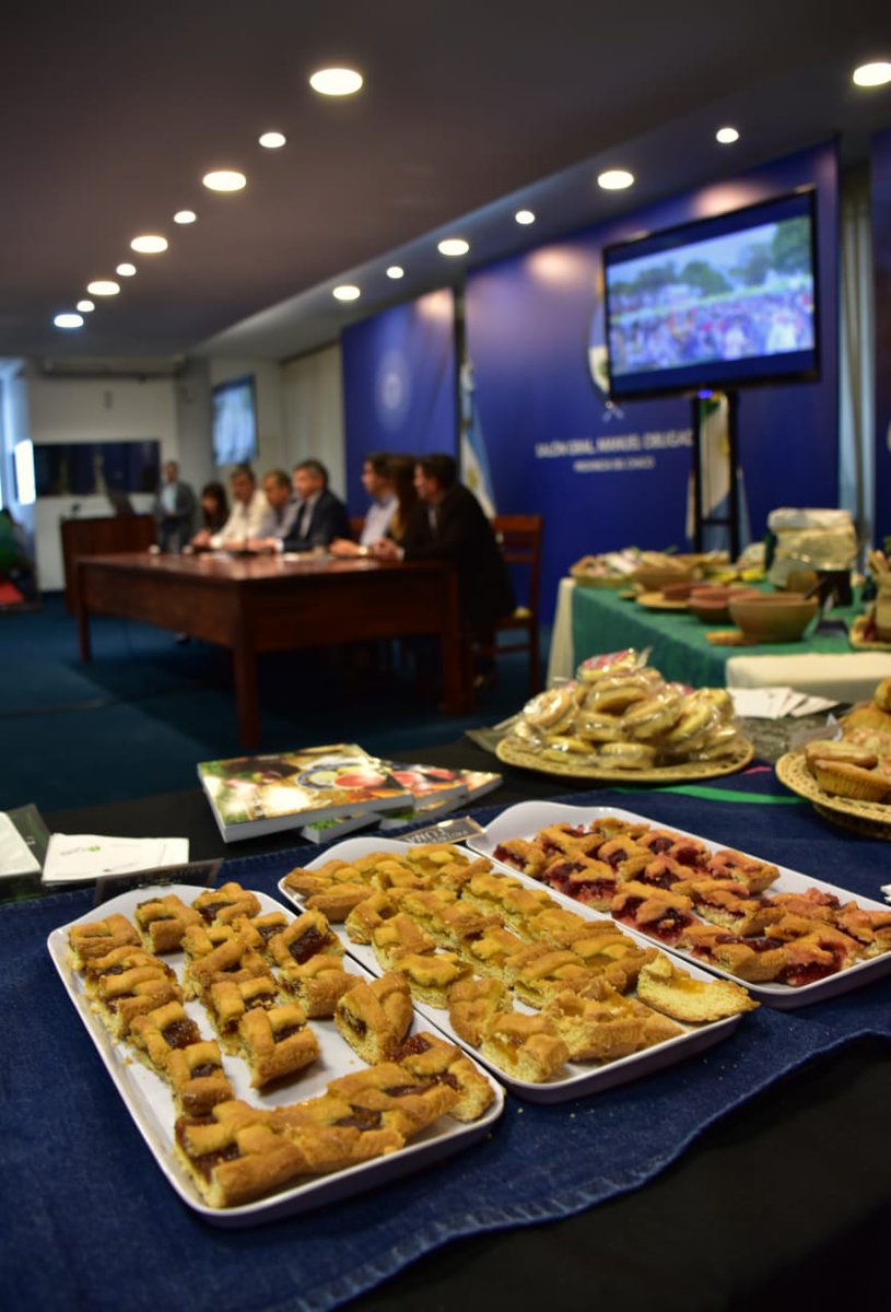 insturchaco's tweet photo. 👉 Junto a @ResisTurismo presentamos un hermoso espectáculo de #electromalambo 🕺 y la #EscuelaDelMate nos mostró cómo preparar la mejor infusión! #SaboresDelChaco 🍽️😋 nos deleitó con galletas de miel y el #alfajorchaqueño 🥯. https://t.co/hvL1dXSbOT