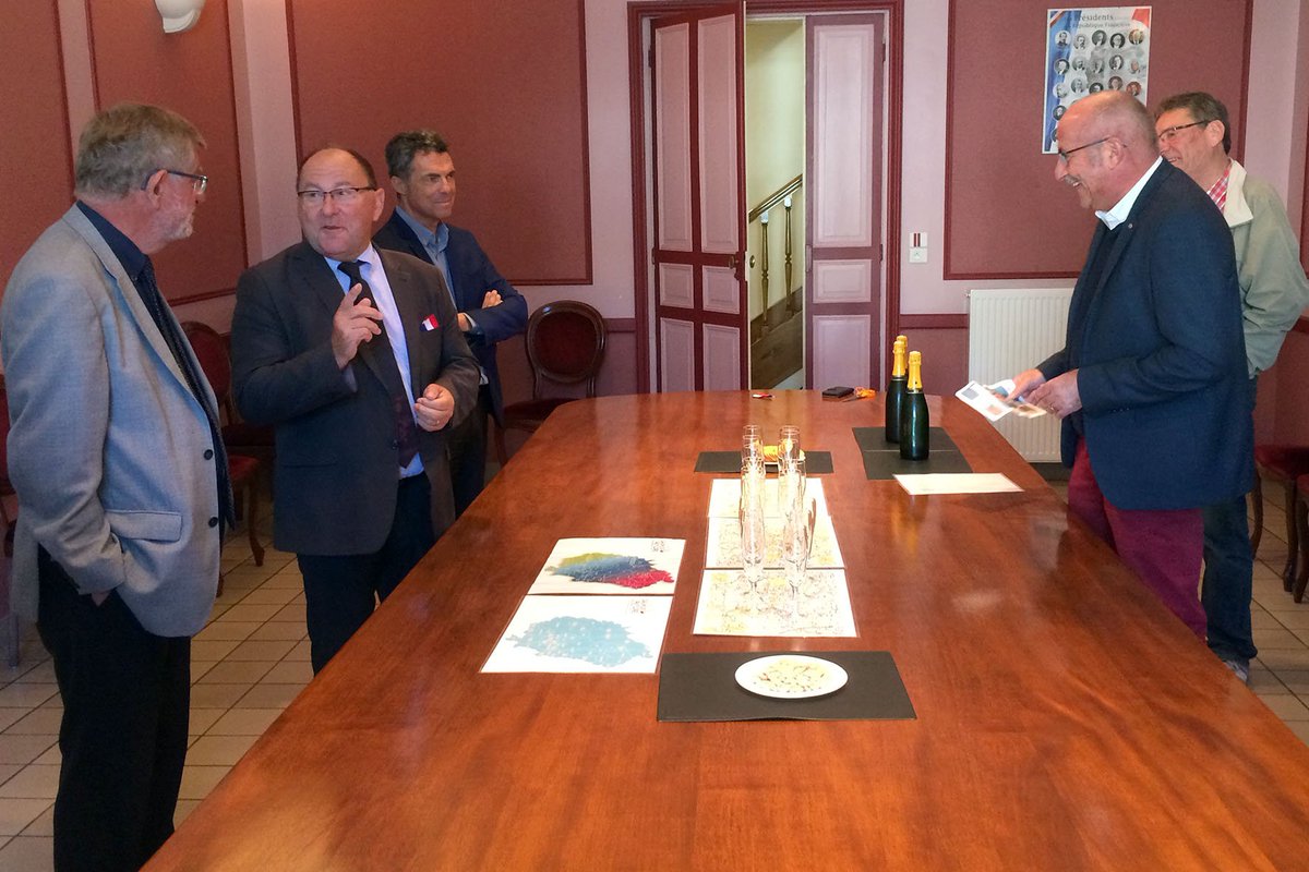 Sieml49's tweet photo. Inauguration de l’#effacement des #réseaux à Saint-Philbert-du-Peuple, rue d’Anjou, par @luc_davy président du #Siéml et Christian Ruault, maire de #SaintPhilbertduPeuple https://t.co/NTrvFH8wdW