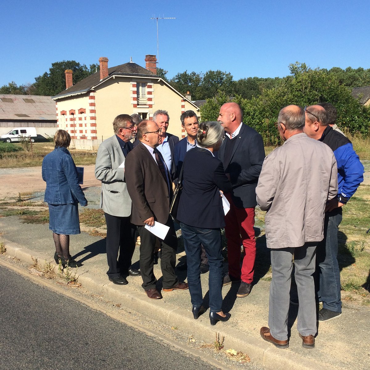 Sieml49's tweet photo. Inauguration de l’#effacement des #réseaux à Saint-Philbert-du-Peuple, rue d’Anjou, par @luc_davy président du #Siéml et Christian Ruault, maire de #SaintPhilbertduPeuple https://t.co/NTrvFH8wdW