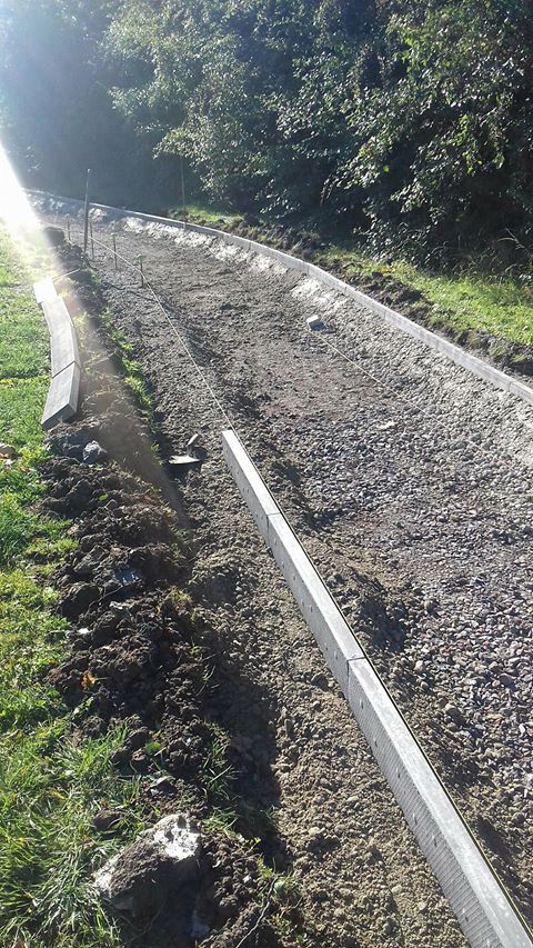 MelkshamWithout's tweet photo. Lot's going on in the sunshine today, @wiltscouncil contractors out cutting the grass at Hornchurch Road public open space and the parish council contractors making good progress on the new footpath at the same place. #Bowerhill #melkshamwithout https://t.co/dTzAIxDpec