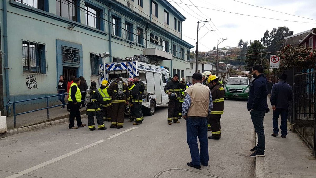 #ChileLoHacemosTodos🇨🇱️
✅Bomberos descartó una posible fuga de gas en el Hospital de Lota. Las sospechas de la presencia de este elemento se habrían originado por trabajos con pintura en un paso de cebra, en la vía pública. No fue necesaria la evacuación del recinto 🏥