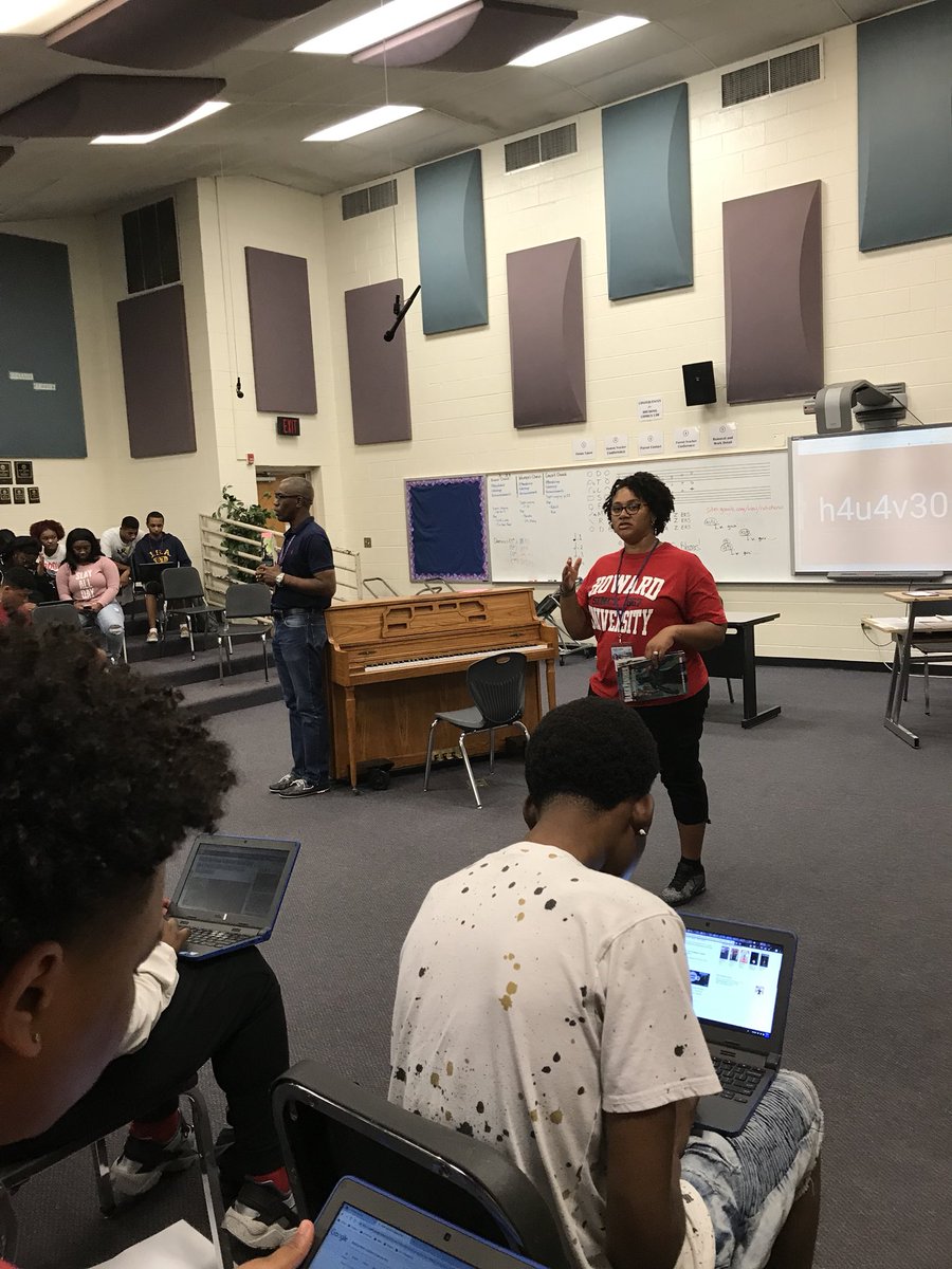 RVJournalism's tweet photo. Students contrasting between the book and the movie of “Black Panther” by  Ta-Nehisi Coates #RVReads18 #RVReads2018 @GEARUP2020 https://t.co/125FPSdoZI