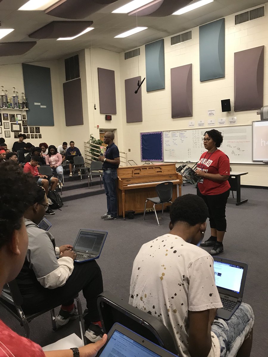 RVJournalism's tweet photo. Students contrasting between the book and the movie of “Black Panther” by  Ta-Nehisi Coates #RVReads18 #RVReads2018 @GEARUP2020 https://t.co/125FPSdoZI