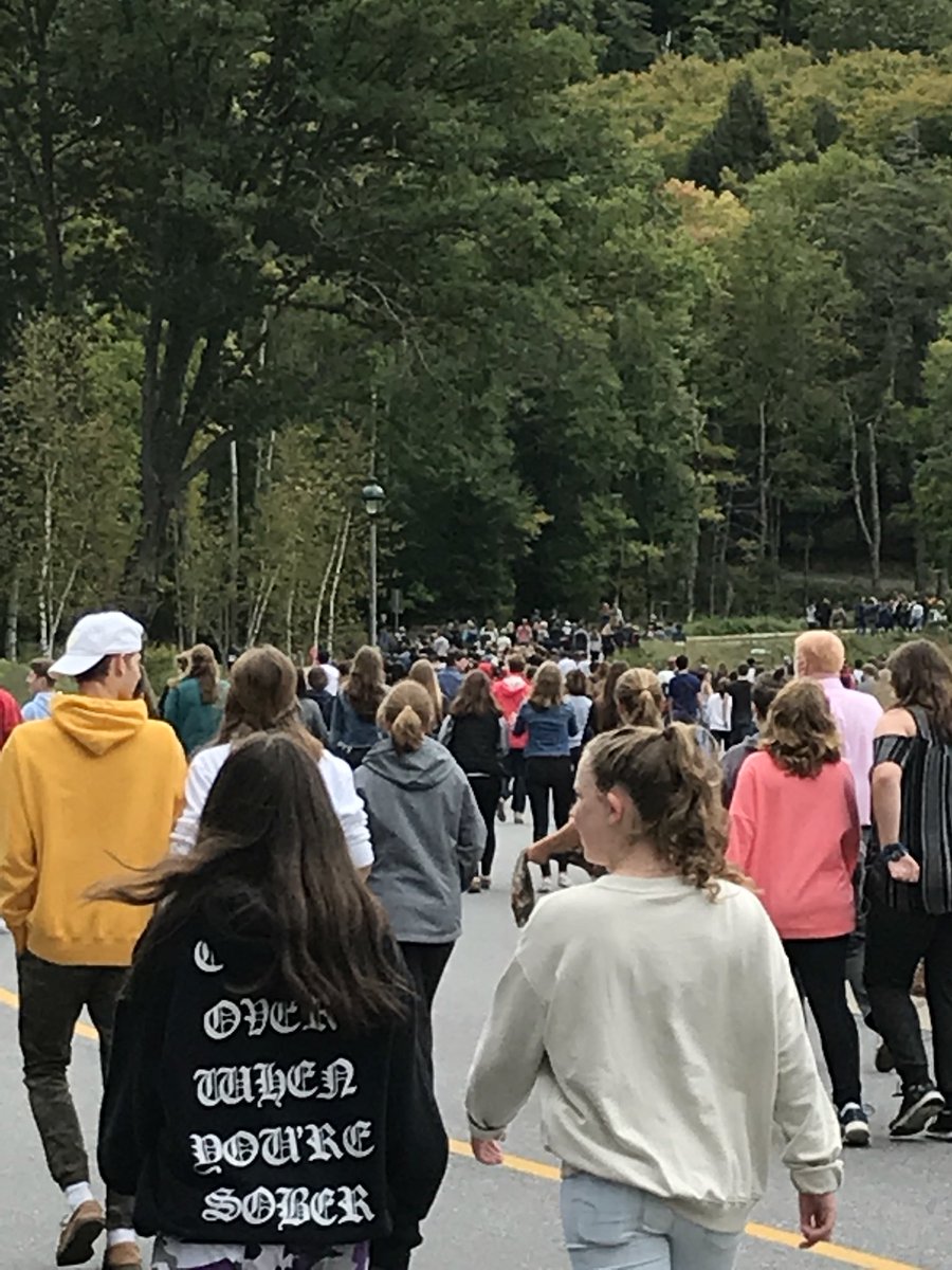 HuntsvilleHS's tweet photo. Great turnout for today’s Terry Fox Walk #twooniesforterry #hhsproud #terryranforme https://t.co/jI9CuYWmJj