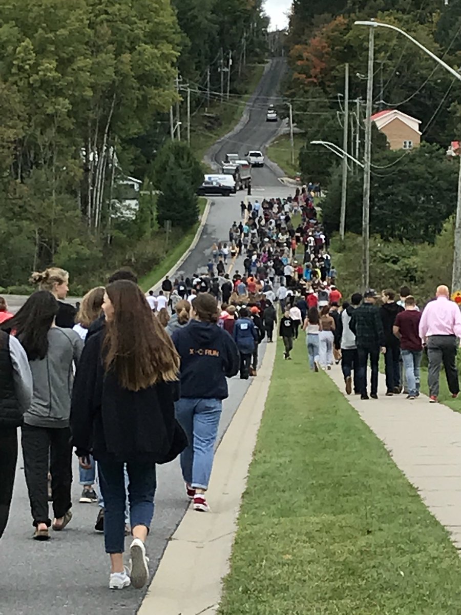 HuntsvilleHS's tweet photo. Great turnout for today’s Terry Fox Walk #twooniesforterry #hhsproud #terryranforme https://t.co/jI9CuYWmJj