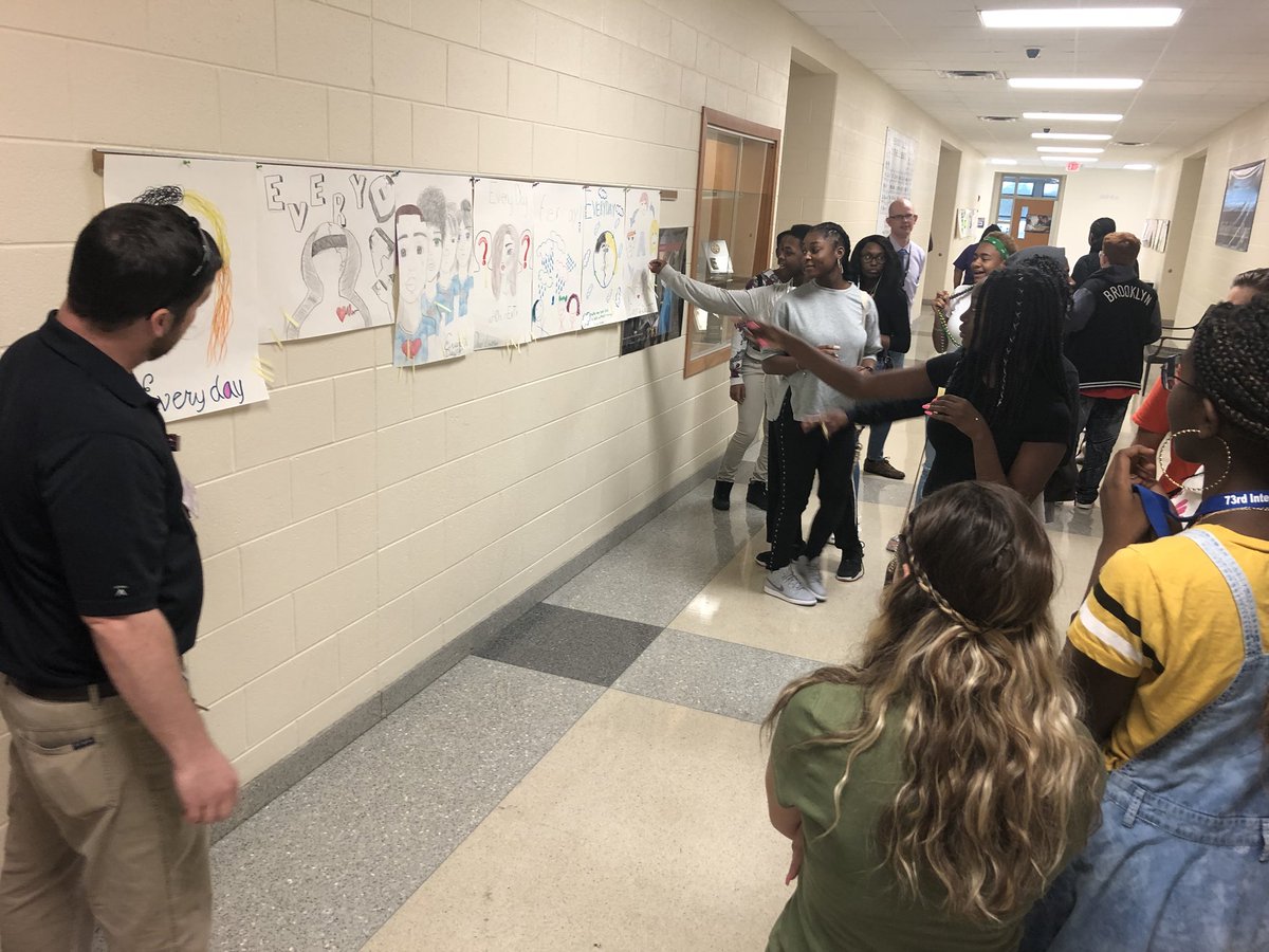 DrBrandonRoss's tweet photo. Students are voting for their favorite “Everyday” alternate cover. #RVReads18 #RVReads2018 https://t.co/SEyOEG1Op7