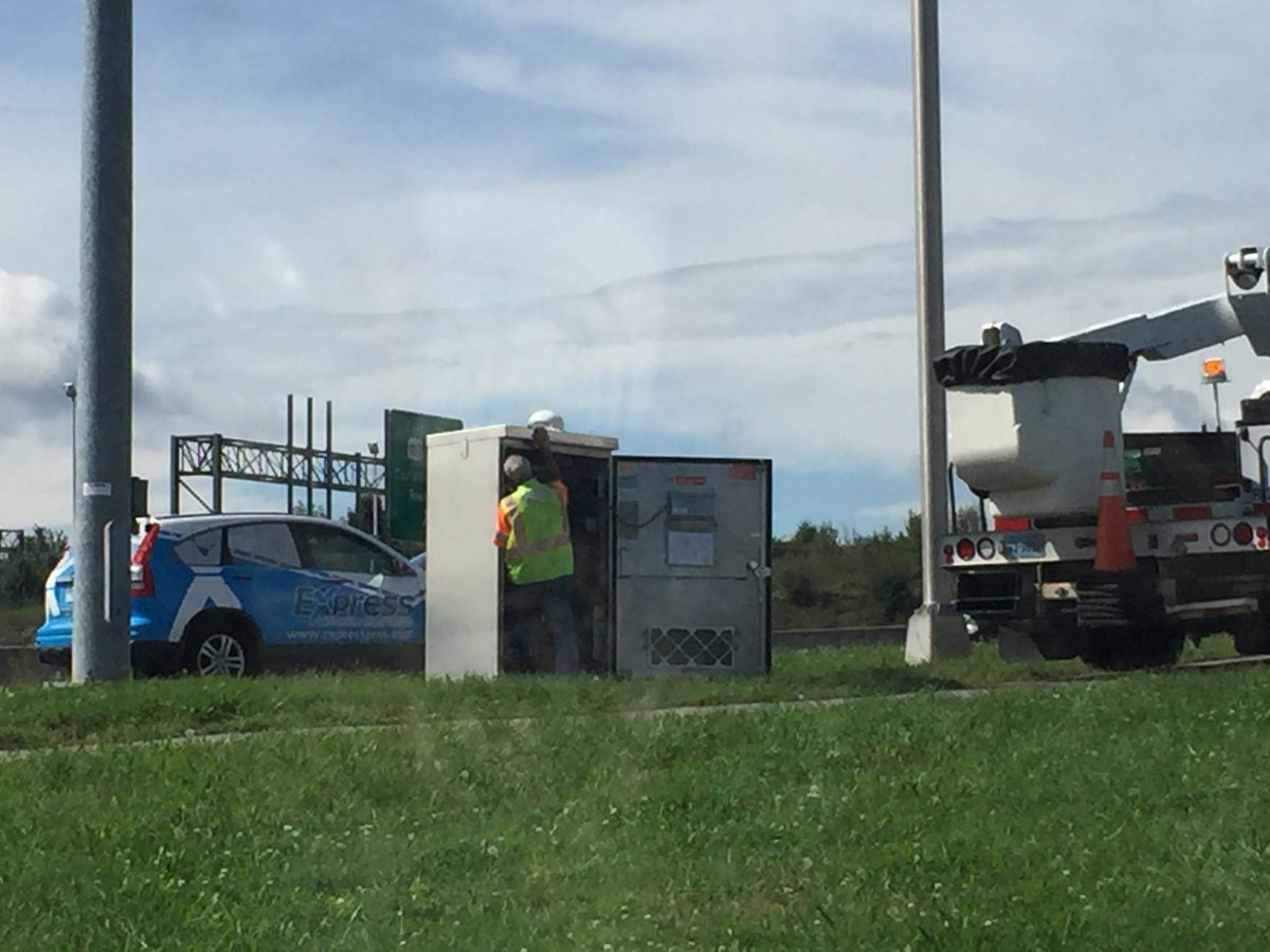 _ddubb's tweet photo. tweeted @Blacksburg_Gov about poor timing of a traffic light, they replied that I should contact @VaDOT about it, I didn't, but only 5 business days later it is being adjusted by a technician! assuming this fixes it, my faith in government is about to be restored! ๐ #govlocal https://t.co/V60aAMLLjV