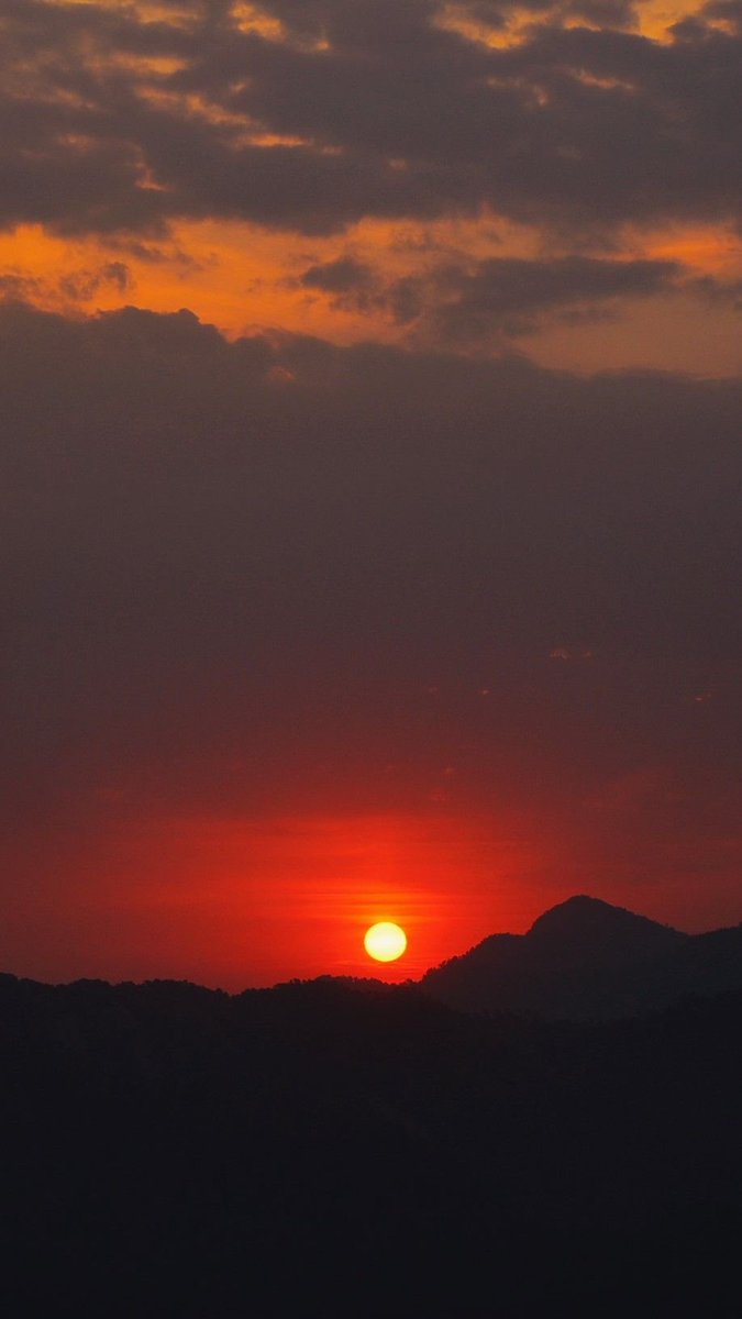 TrippyGram's tweet photo. Lansdowne is a small hill town in Pauri Garhwal district of Uttarakhand. It lies at an elevation of 1706 m above sea level and is surrounded by thick oak and pine forests.
#sunset #sunrise #sun #socialsteeze #pretty #beautiful #red #orange #pink #sky #skyporn #cloudporn #nature https://t.co/ksNpfeju0z