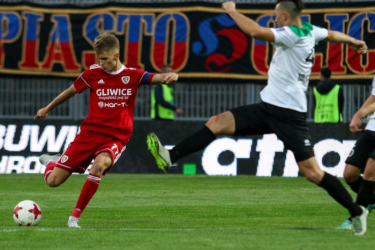 PiastGliwiceSA's tweet photo. GOOOOOOOOOOOOOOOOOOL!
Denis #Gojko podwyższa prowadzenie Piasta Gliwice! Skrzydłowy Niebiesko-Czerwonych dostał piłkę za plecy obrońców, zszedł do środka i mocno uderzył zza pola karnego!
---
⏱ 37' | #JASPIA 0-2 https://t.co/2t5KYQh7Pk