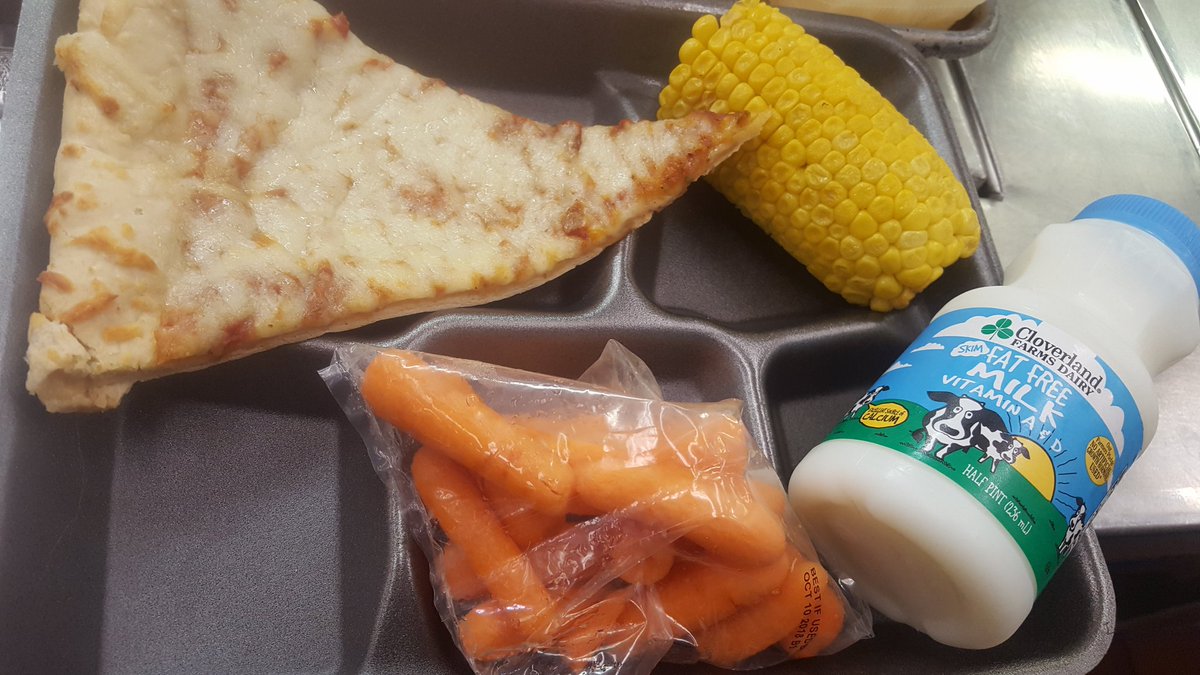 BCPS_SchoolFood's tweet photo. Farm to school week is going great at Southwest Academy. Fresh corn served with lunch today #SchoolLunch #mdf2s #noveggieleftbehind #farmtoschool #freashcorn https://t.co/TvFdyYCiDv