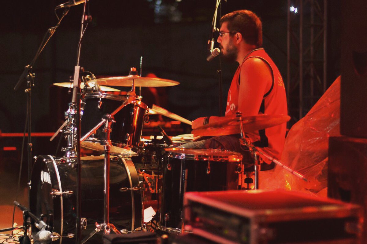Plutoniers's tweet photo. @emailovich en #olaseptiembre 📷 @tallerdeleonardo 📷#tonioylosplutonios #posiblementepunkpop #livegig #drums #punkpop #yamahadrums #turkishcymbals #meinlcymbals #masterworkcymbals https://t.co/EX3HtJE5Lm