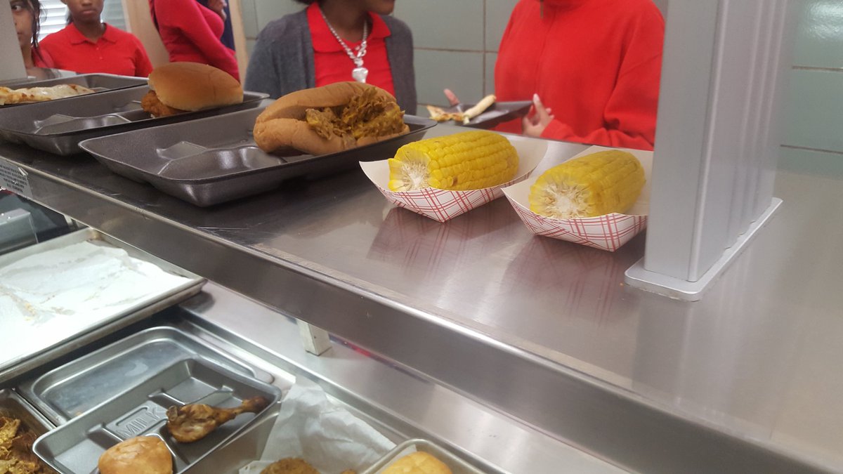 BCPS_SchoolFood's tweet photo. Farm to school week is going great at Southwest Academy. Fresh corn served with lunch today #SchoolLunch #mdf2s #noveggieleftbehind #farmtoschool #freashcorn https://t.co/TvFdyYCiDv