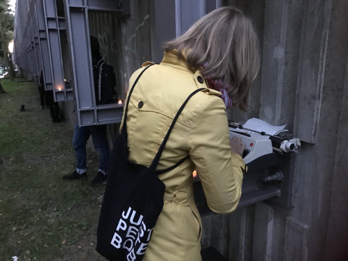 TRANSCORNER_hh's tweet photo. Welche Deiner urbanen Träume liegen auf dem Deich? Für unseren #Transcorner-Walk nehmen wir ein Wochenende lang Hamburgs Straßen ein und öffnen damit Räume für alles, was nicht logisch ist und doch mal gesagt werden muss. We have a dream! Performed on 9/28 at 6.30pm &amp; 9/30 at 3pm https://t.co/WzAmSsa5pT