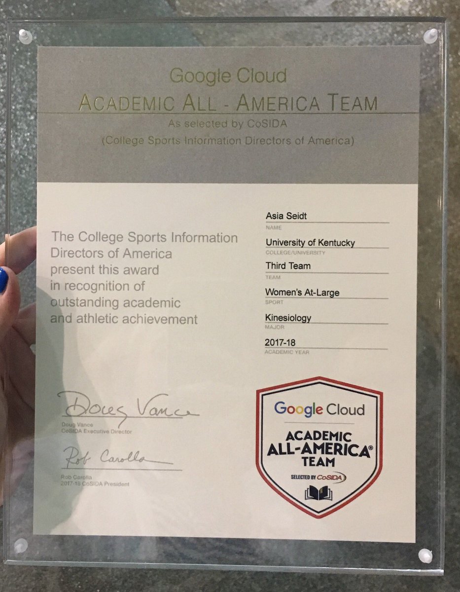 UKSwimDive's tweet photo. .@UKLarsJorgensen was excited to hand this one over yesterday. 🎊

Academics comes first!

#BeELITE | #WeAreUK https://t.co/8NPZwXSyaI