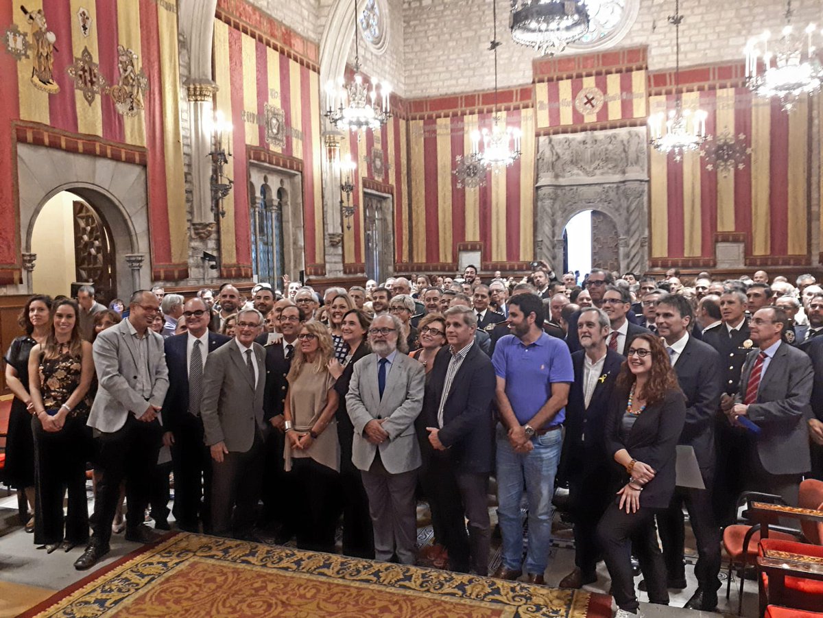 Conclou l'acte de lliurament de medalles al mèrit i plaques de reconeixement al saló de cent. Enhorabona a totes i tots els guardonats!!!