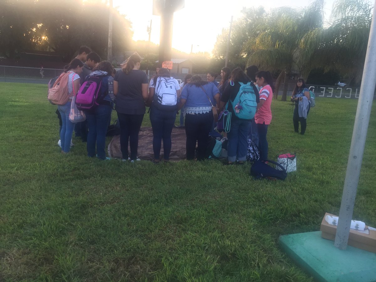 VictorianoBarc2's tweet photo. Some of our students got together to pray. I am impressed with their zealousness to exercises their faith.#prayerfor AECHS https://t.co/KHZ89D2cQr