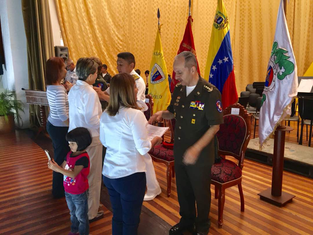 Las autoridades asistentes al acto realizado en el teatro Dr. Carlos Arvelo, hacen entrega de certificados e imposición de insignias correspondientes a los cursos de ampliación de enfermeria en neonatologia, epidemiología, perioperatoria, salud mental y psiquiatría
