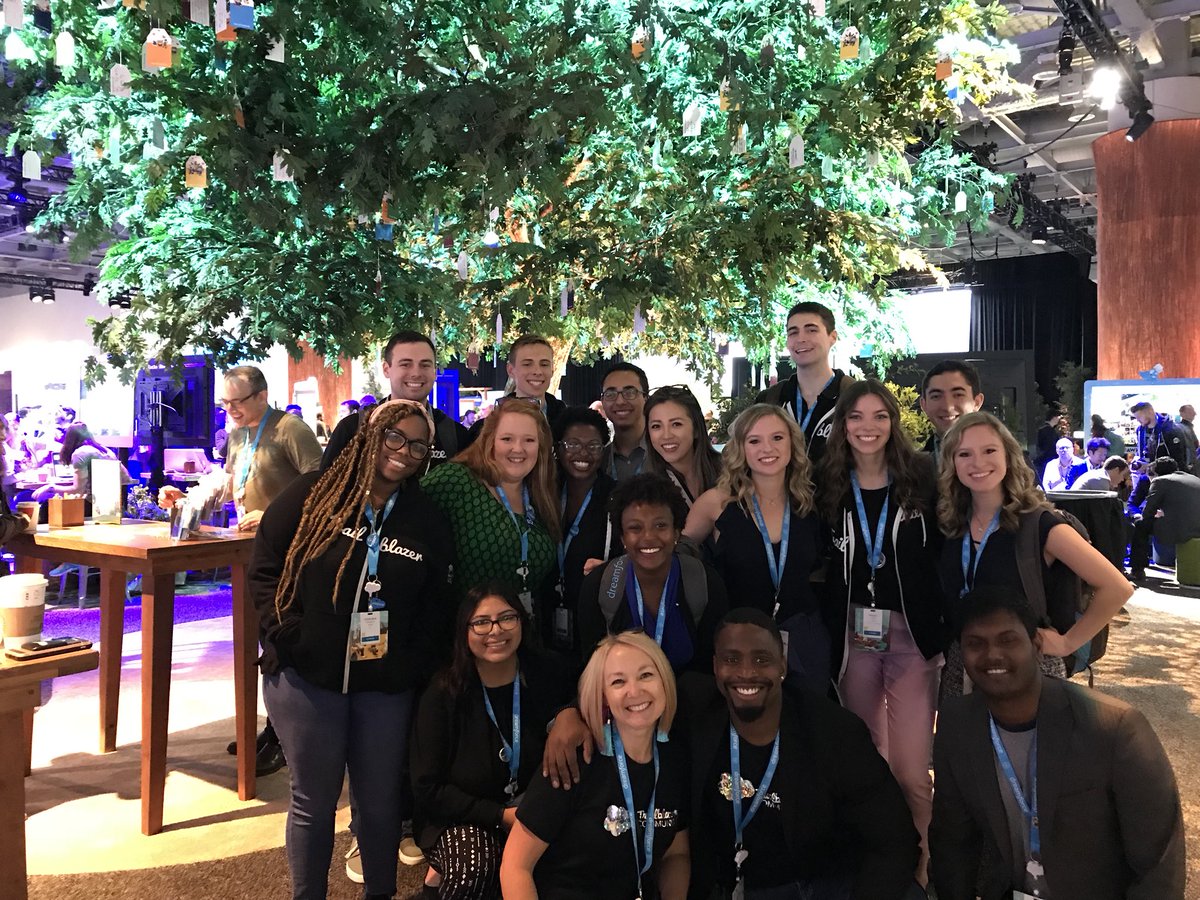 amandabauman's tweet photo. Our amazing students #studentOhana @Dreamforce #communityCove https://t.co/CUgNT8ysIo
