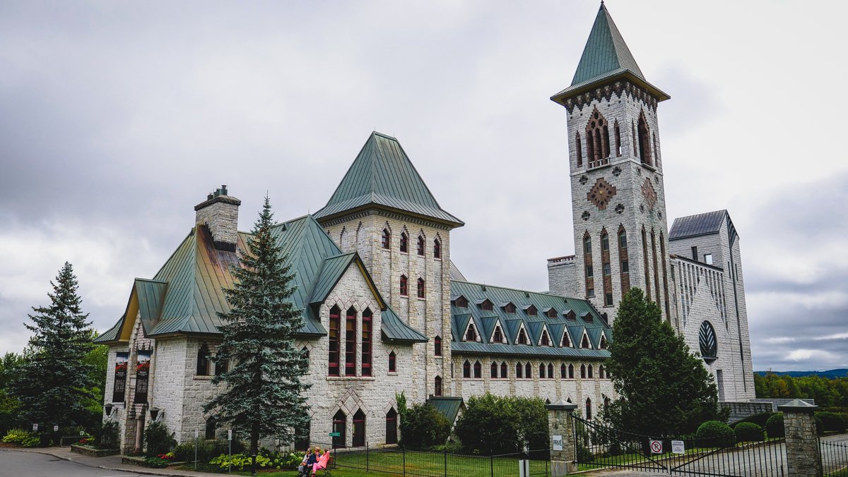 thatbackpacker's tweet image. Road trip detours in search of abbeys and covered bridges. 😍 We couldn't resist stopping by Saint Benedict Abbey and the McVetty-McKenzie Covered Bridge on our road trip through the Eastern Townships! ✨💫 #CreateYourTrail #MerrellCanada #QuebecOriginal