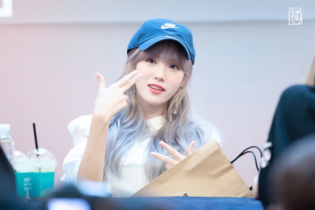 lu_cafe_'s tweet photo. swag~~~👏👏👏

180926 #우주소녀 #WJSN #AK플라자 #팬사인회 #루다 #이루다 #luda @WJSN_Cosmic https://t.co/dwuZ6yO7bZ