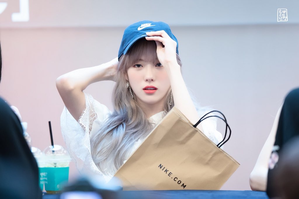 lu_cafe_'s tweet photo. swag~~~👏👏👏

180926 #우주소녀 #WJSN #AK플라자 #팬사인회 #루다 #이루다 #luda @WJSN_Cosmic https://t.co/dwuZ6yO7bZ