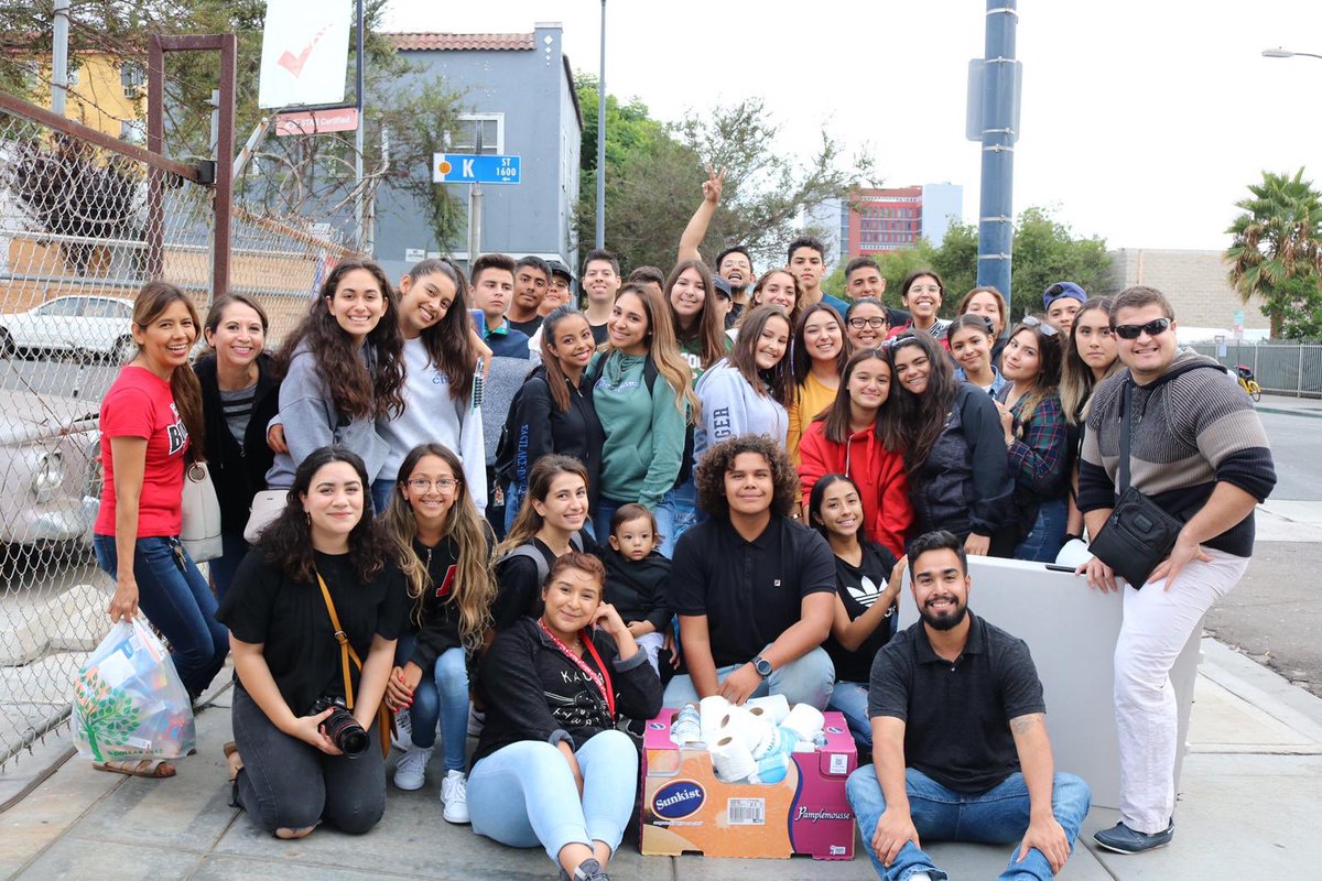 Gino0rozco's tweet photo. Amamos ver a los jóvenes de #UnoYouth de #LaRocaSanDiego servir con tanto amor a la comunidad del Downtown de San Diego es algo inexplicable, gracias a los que fueron y a los que no pudieron ir, gracias por mandar su donativo, #PorQueAmamosVamos #SanDiegoTeNecesita https://t.co/DVPvNrx4ju