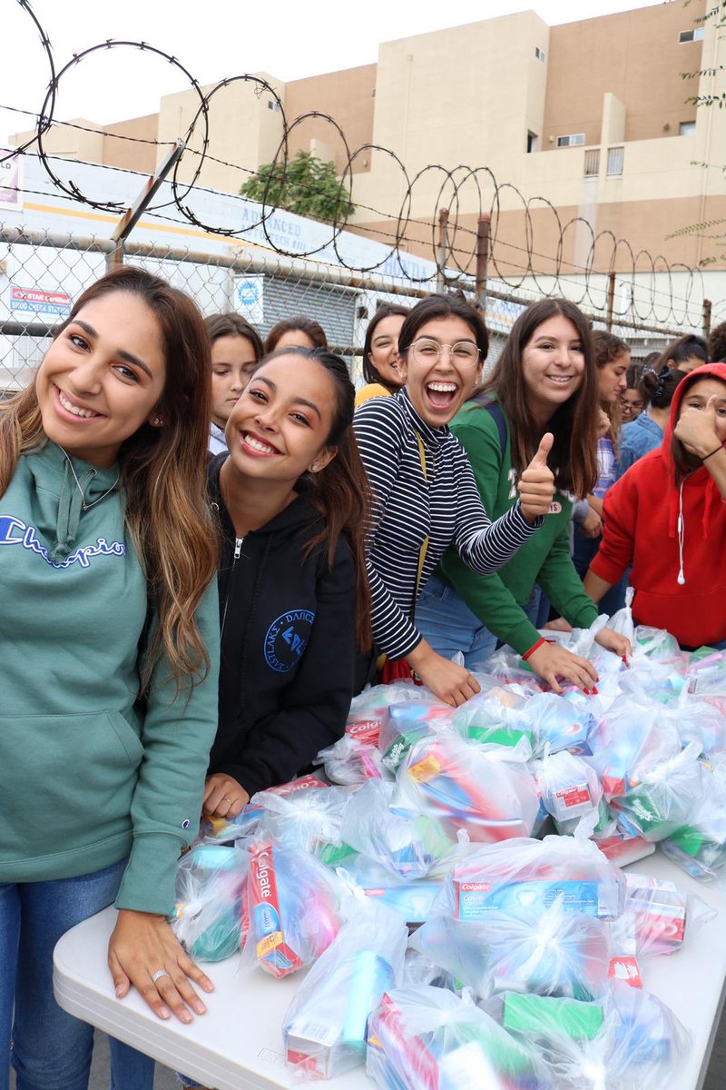Gino0rozco's tweet photo. Amamos ver a los jóvenes de #UnoYouth de #LaRocaSanDiego servir con tanto amor a la comunidad del Downtown de San Diego es algo inexplicable, gracias a los que fueron y a los que no pudieron ir, gracias por mandar su donativo, #PorQueAmamosVamos #SanDiegoTeNecesita https://t.co/DVPvNrx4ju