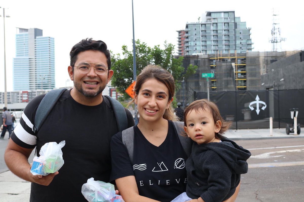 Gino0rozco's tweet photo. Amamos ver a los jóvenes de #UnoYouth de #LaRocaSanDiego servir con tanto amor a la comunidad del Downtown de San Diego es algo inexplicable, gracias a los que fueron y a los que no pudieron ir, gracias por mandar su donativo, #PorQueAmamosVamos #SanDiegoTeNecesita https://t.co/DVPvNrx4ju
