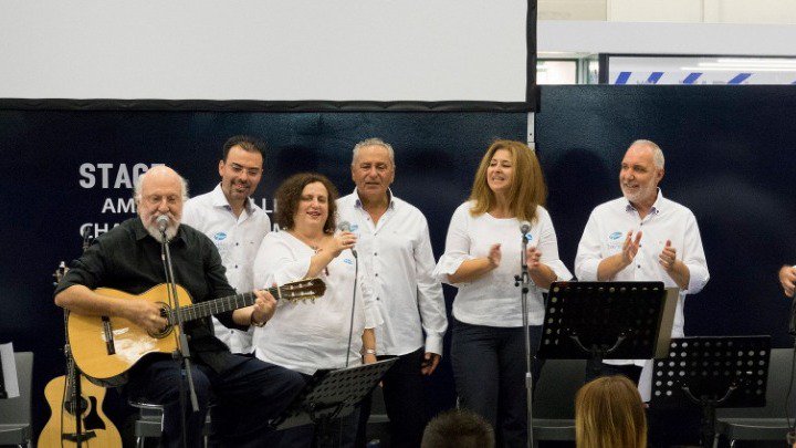 amna_news's tweet photo. Η Pfizer Hellas Band και ο Διονύσης Σαββόπουλος τραγούδησαν μαζί, για το κοινό της 83ης Διεθνούς Έκθεσης Θεσσαλονίκης https://t.co/uCHE7iTrbg #ΔΕΘ #DETH2018 https://t.co/wzXOLTaopd