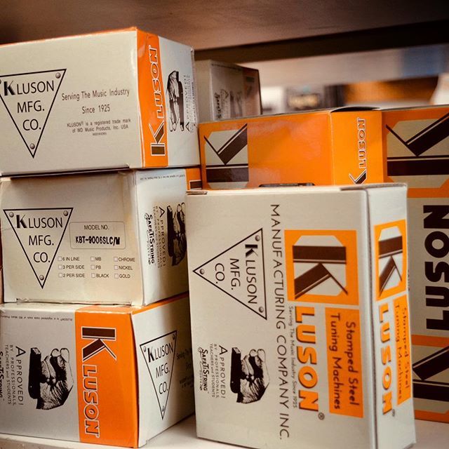 WdMusicUK's tweet photo. As assortment of Kluson machine heads in stock.... https://t.co/PVVRci3h7I #kluson #klusontuners #wdmusicuk #klusonofficial #wdmusicuk #guitartuners #guitarmachinehead #vintageguitarparts #guitarparts https://t.co/3mlpqZ3reU https://t.co/AUsvmqr1ue