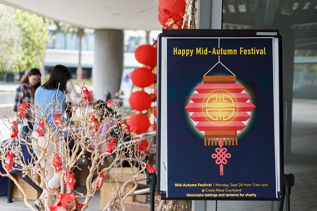 ExperianJobs's tweet photo. On Monday our Asian American ERG hosted a successful Mid-Autumn Festival celebration that included cultural educations and charitable donations boosting Experian’s community outreach to the Asian American community.
#ExperianLife #OneExperian @Experian https://t.co/57y768kTaZ