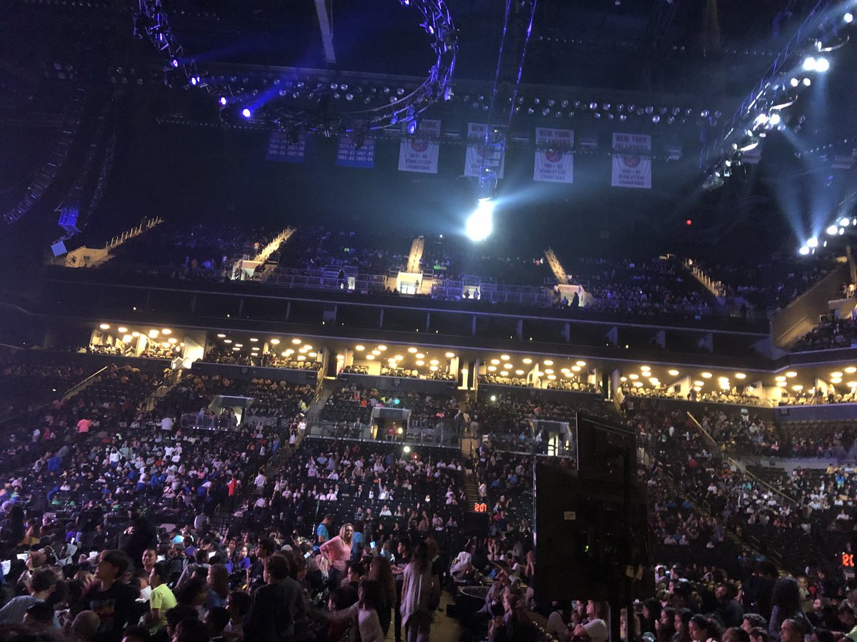 AlineA_bcds's tweet photo. ready for WE Day To continue! #WEDay https://t.co/56iyw2HF3E