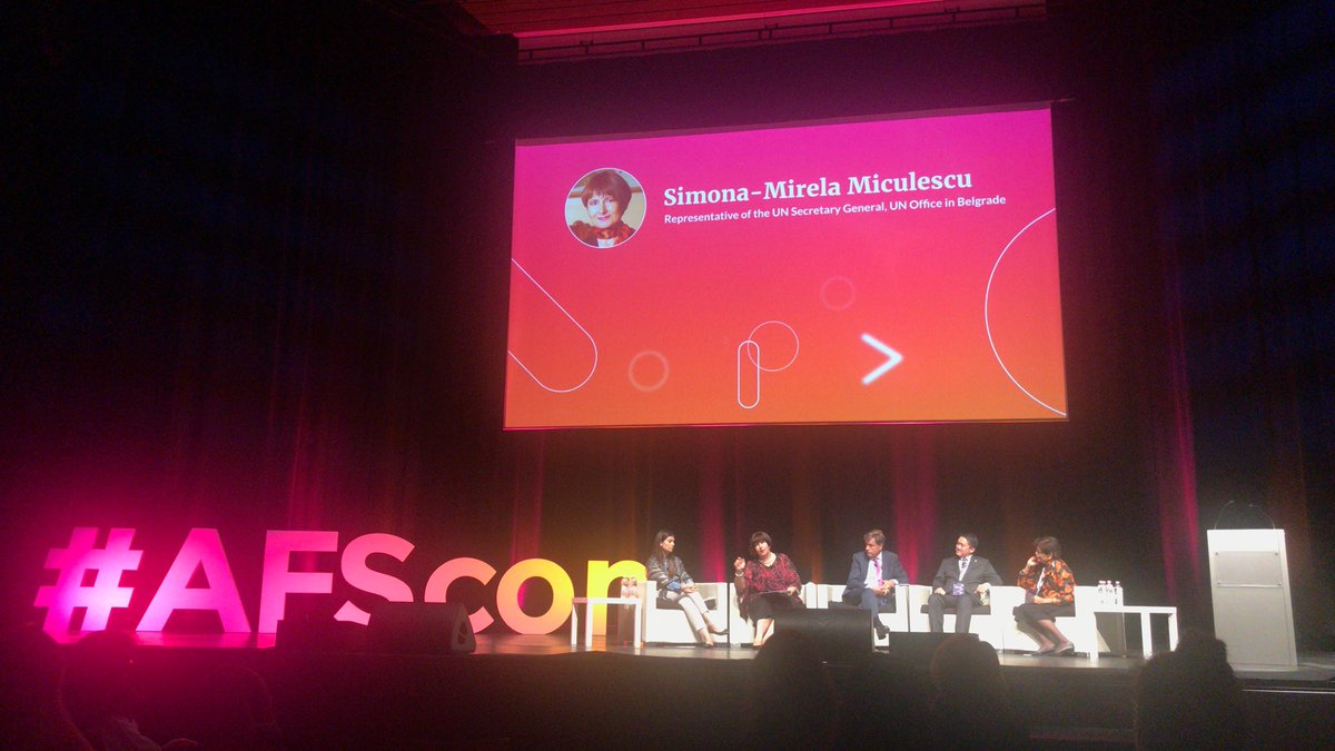 sinemis's tweet image. Çok güzel bir cümle ile bitirdi konuşmasını; “Gençlere tavsiyem mükemmelliğe ulaşmaya çalışırken hiçbir şeyin sizi engellemesine izin vermeyin. Başarının bile!.” #AFScon