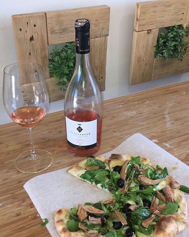 serenabecucci's tweet photo. Pairing #scalabrone @marchesiantinori with #Schiaccina on top #tonnopinnagialla @conserveriatonnina #rucola #blackolives #capperi @lanicchiapantelleria #genuinefood #healthyfood #localfood #localwine #bolgheriwine #rosè #rosewine #winelover #winepassion #calatamazzini15 #for… https://t.co/pJkQMMkNyz