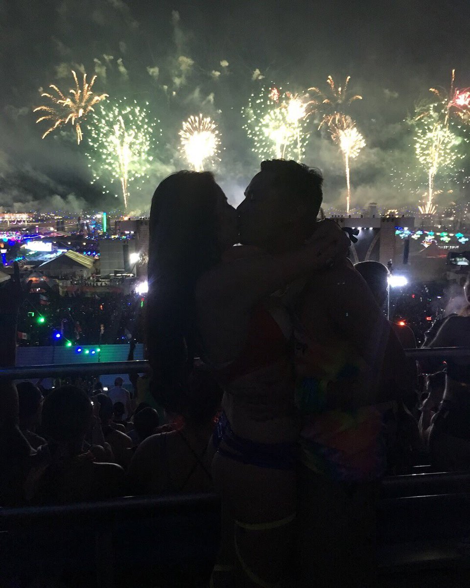 mirdurrr's tweet photo. 3 yrs under the electric sky w my baby. 4th yr coming in hot 💓🎆🎡 #MyEDCMoments https://t.co/6hihjyd7fe