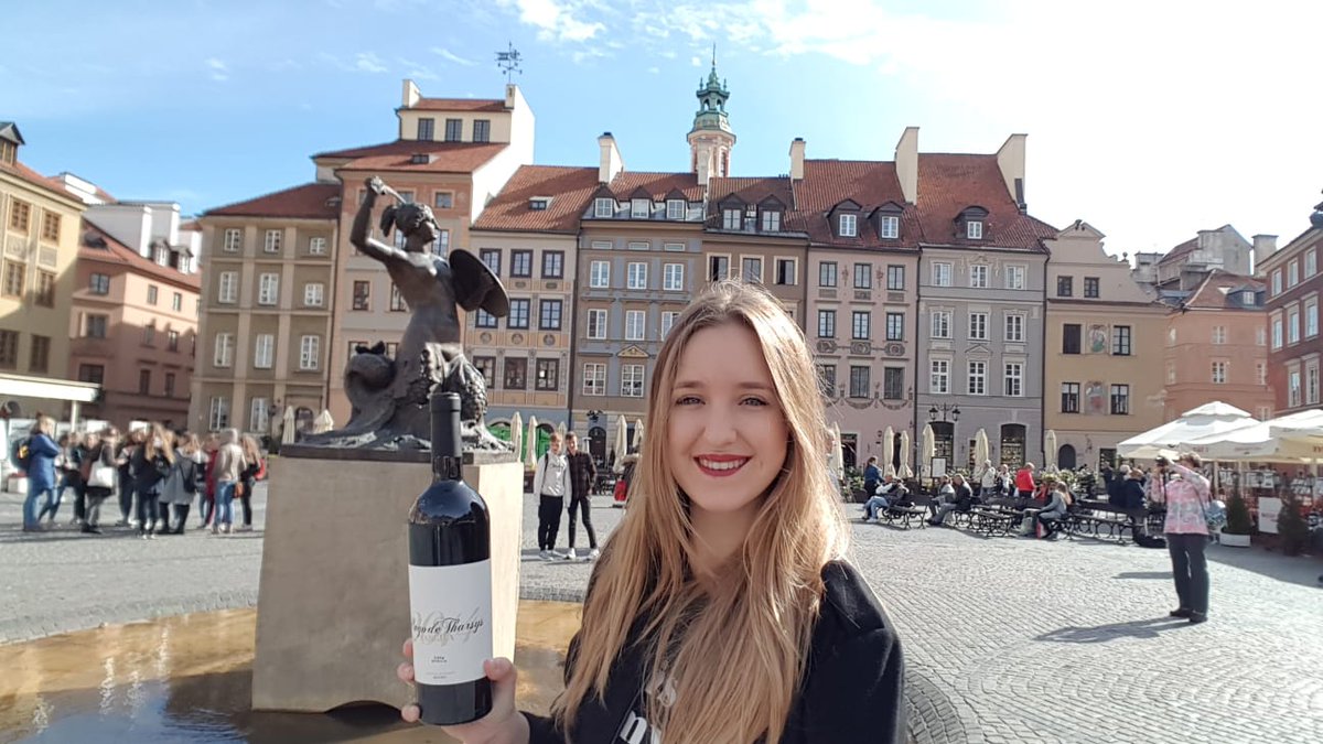 pagodetharsys's tweet photo. Volvemos a casa muy satisfechos tras #VarsoVino 2018 .Nuestra export manager ,Miriam Nuñez ,nos envía estas fotos del casco histórico de Varsovia y del stand de esta feria internacional convocada por @Vinos_ICEX .Los #vinos #PagodeTharsys han sido todo un éxito #winelovers 😉🍷 https://t.co/MvHlz648QQ