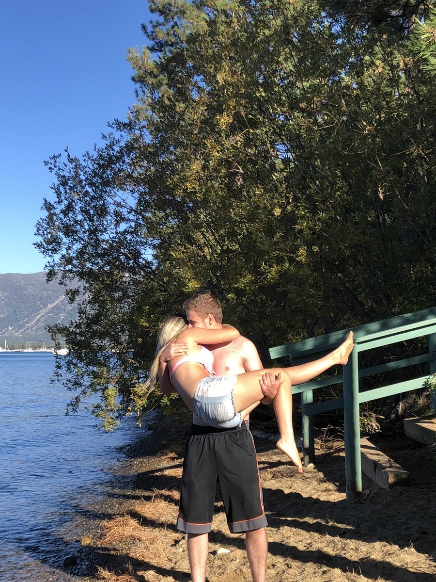 ddaw05's tweet photo. Her skin has been touched by the sun🌞 
We were actually laughing super hard in this picture 😂 https://t.co/UBkpNFlkUZ