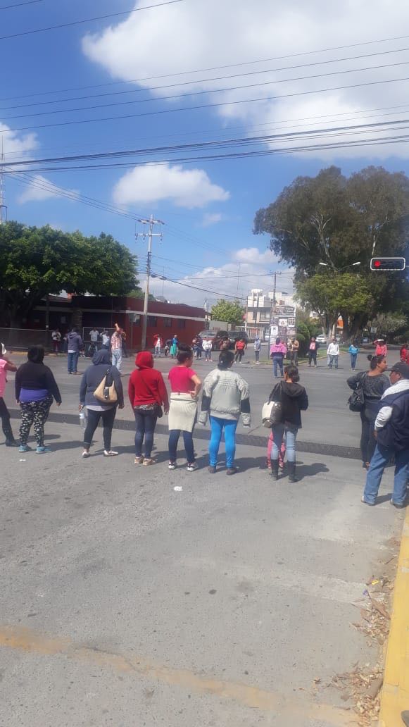 Policía Vial de la Capital, informa que se registra una manifestación ciudadana en la que se ve afectada la vialidad en el cruce de Mariano Jiménez y Zenón Fernández, ante la Junta Estatal de Caminos. 
Ya hay despliegue para canalizar la circulación vehicular por vías alternas.