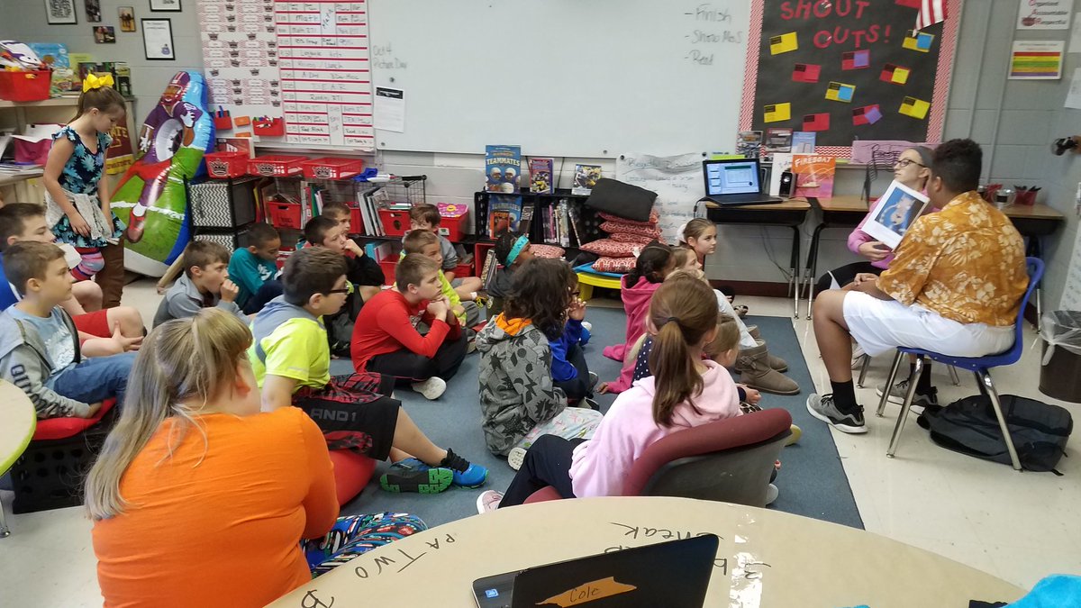 SShepReads's tweet photo. These CHS kids did an amazing job this morning with my 4th graders. Thank you @efolland31 for bringing them. #4thgraderocks #CHSrocks @MrKuchCHS @Whittier_School @Whit244 https://t.co/rYD59D0z4J