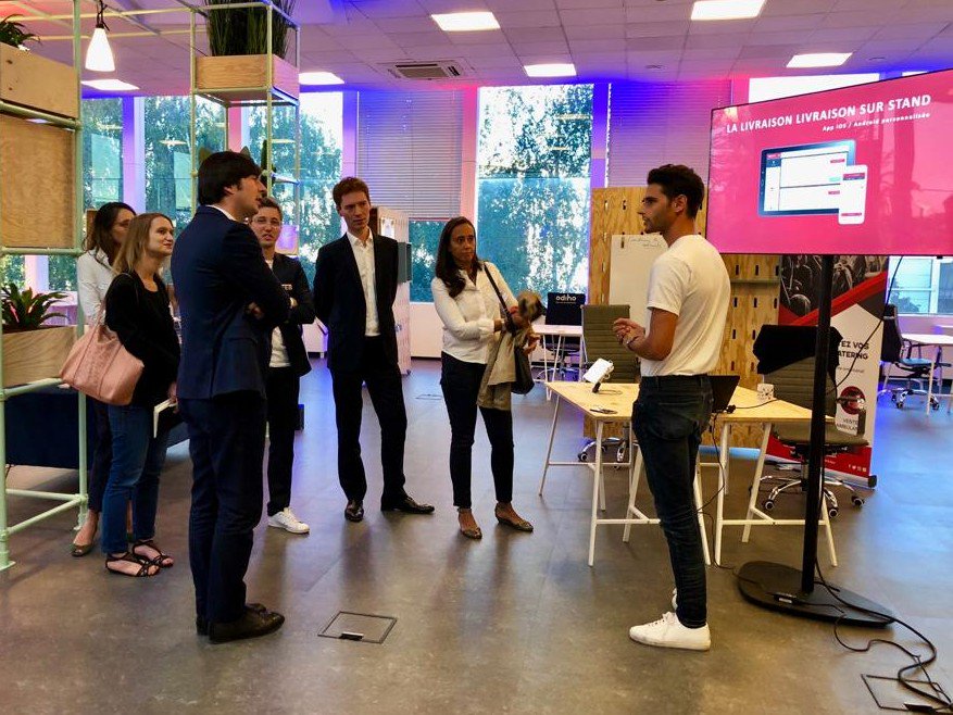 FrEventBooster's tweet photo. 3, 2, 1.. pitchez ! Petit tour du propriétaire avec @fgueno et @pnakc. Les #startup incubées par #FEB présentent le projet qu’elles auront l’opportunité de tester et faire évoluer tout au long de l'année #LiveFEB https://t.co/IQafWqlyar